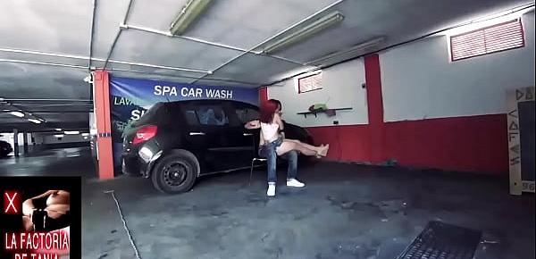  Mamada en un lavado de autos público